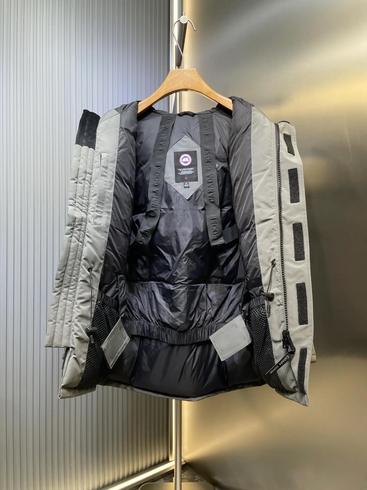 P910 special version 🌟 🇨🇦CANADA GOOES 24 new models 08 models/couple models Factory direct supply: supplying global purchasing agents, micro-entities, Tmall, high-end stalls and studio cooperation, free shipping! Canada Goose Expedition Parka 2008 is the same style for men and women. It is mid-length and the most timeless classic. All Arctic and Antarctic scientific expedition teams choose Canada Goose as their cold-proof equipment. It is the Rolls-Royce of down jackets. ➖ Industry-leading anti-counterfeiting chip sensing. ➖ Imported Behringer embroidery machines and customized embroidery labels, the highest level and industry leading. ➖ Imported Korean 21-count polyester-cotton blended original fabric, TC85 waterproof coated fabric, water-repellent, windproof and wear-resistant. ➖ The new national standard 80 white duck down is filled with an average of 520 grams of down. The amount of down filled is industry-leading. ➖ 100% nylon lining with double double-layer sealing design to prevent velvet running, and seamless thread design on the cuffs! ➖ Western Canadian Green Wolf Collar. ➖ Yoshida YKK provides original factory-customized electroplated sliders. YKK two-way lockable zippers are tight and smooth and do not peel off paint. �� 3M composite Velcro is durable and the accessories and hardware are all custom-made. Note: Our copywriting is only simple and clear. Instead of bragging about the copywriting, it is better to compare and understand with samples. Only for the purest goose, the most dedicated, the most professional, the highest quality, the highest cost performance!  Size:XS-XXL